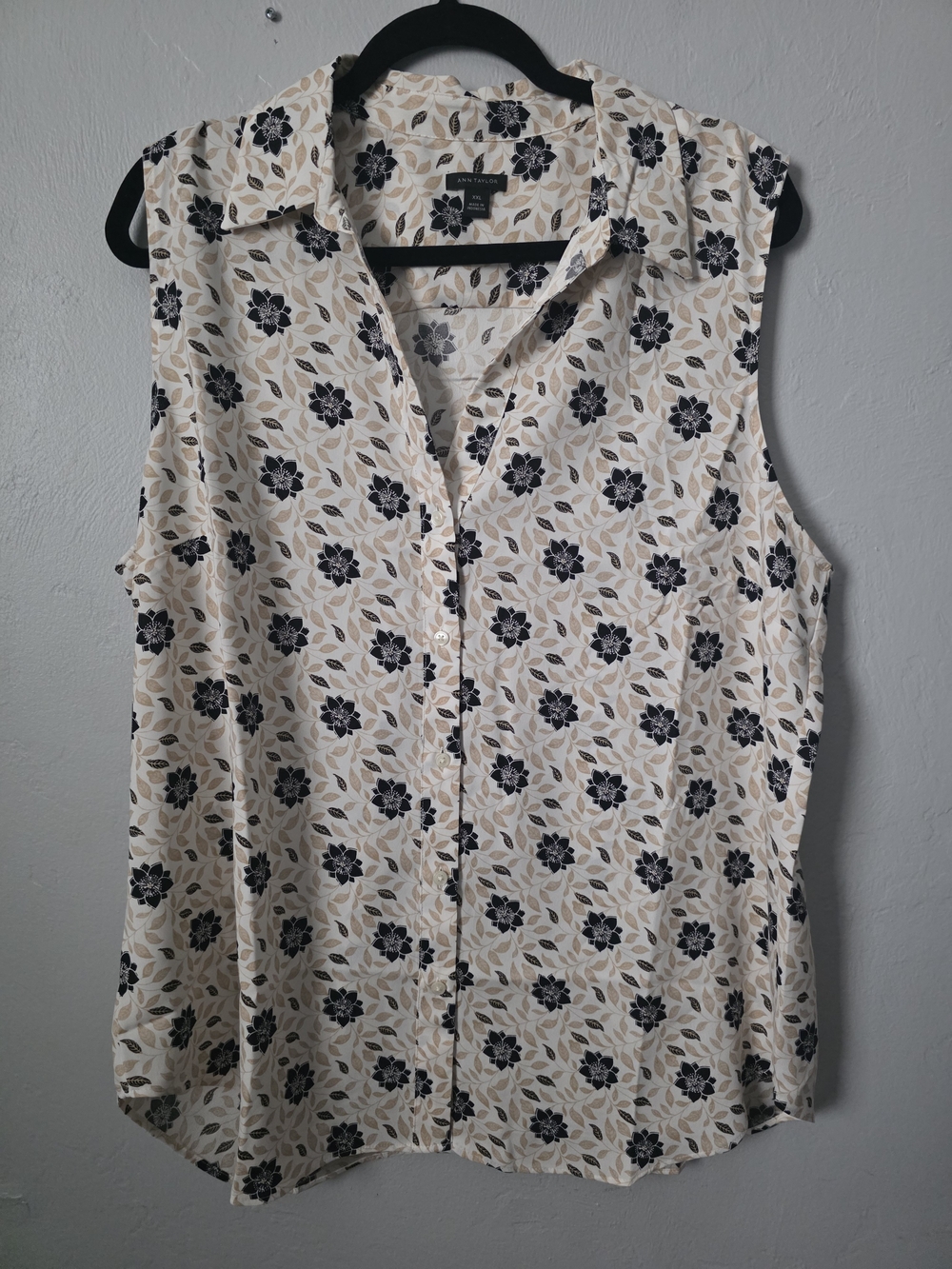 Ann Taylor Sleeveless Floral Button-Up Blouse in Cream and Black